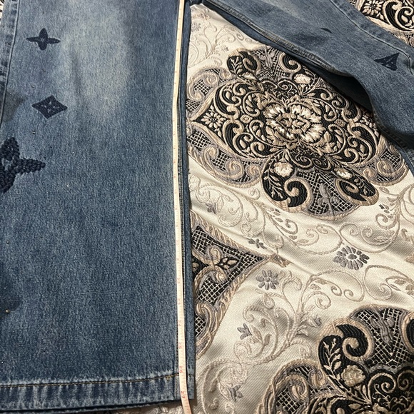 Beautiful baggy wide leg jeans. With sparkle beading and design is embroidered. - Picture 6 of 10